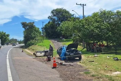 Colisão entre caminhão e carro em Portão deixa duas pessoas mortas e outras duas feridas<!-- NICAID(15990130) -->