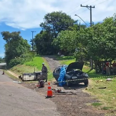 Colisão entre caminhão e carro em Portão deixa duas pessoas mortas e outras duas feridas<!-- NICAID(15990130) -->
