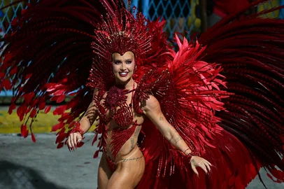 Brazilian influencer and girlfriend of football star Vinicius Jr, Virginia Fonseca, Drum Queen of the Academicos do Grande Rio samba school performs during the closing night of the Rio Carnival at the Marques de Sapucai Sambadrome in Rio de Janeiro, Brazil, early on February 18, 2026. (Photo by Pablo PORCIUNCULA / AFP)Editoria: ACELocal: Rio de JaneiroIndexador: PABLO PORCIUNCULASecao: culture (general)Fonte: AFPFotógrafo: STF<!-- NICAID(16227909) -->