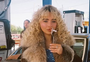Sabrina Carpenter no topo! Cantora conquista Nº 1 na Billboard Hot 100 com "Manchild"