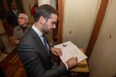 PORTO ALEGRE, RS, 15.06.2023 - Na noite de quarta-feira (14/6), o governador Eduardo Leite foi um dos homenageados com a medalha do Centenário do Prédio da Biblioteca Pública do Estado. A honraria destaca pessoas que trabalham em prol da cultura do Rio Grande do Sul. Além do governador, o presidente da Academia Brasileira de Letras, Merval Pereira, também foi homenageado.<!-- NICAID(15516720) -->