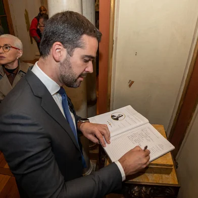 PORTO ALEGRE, RS, 15.06.2023 - Na noite de quarta-feira (14/6), o governador Eduardo Leite foi um dos homenageados com a medalha do Centenário do Prédio da Biblioteca Pública do Estado. A honraria destaca pessoas que trabalham em prol da cultura do Rio Grande do Sul. Além do governador, o presidente da Academia Brasileira de Letras, Merval Pereira, também foi homenageado.<!-- NICAID(15516720) -->