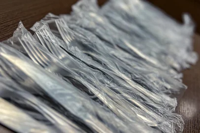 Talheres em embalagens de plástico para bufê<!-- NICAID(15530643) -->