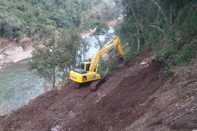 Secretaria de Obras avalia uso de explosivo para liberar estrada de Vila Oliva que liga Caxias do Sul a Gramado<!-- NICAID(15820622) -->
