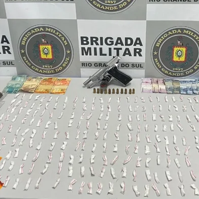 Em ações diferentes, BM prende três homens com armas, munições e drogas, em Caxias do Sul<!-- NICAID(15615128) -->