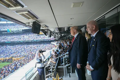 (L-R) US First Lady Melania Trump, President Donald Trump, FIFA President Gianni Infantino and his wife Leena Al Ashqar attend the 2025 FIFA Club World Cup final football match between England's Chelsea and France's Paris Saint-Germain at MetLife Stadium in East Rutherford, New Jersey, on July 13, 2025. (Photo by Brendan SMIALOWSKI / AFP)Editoria: POLLocal: East RutherfordIndexador: BRENDAN SMIALOWSKISecao: soccerFonte: AFPFotógrafo: STF<!-- NICAID(16079486) -->