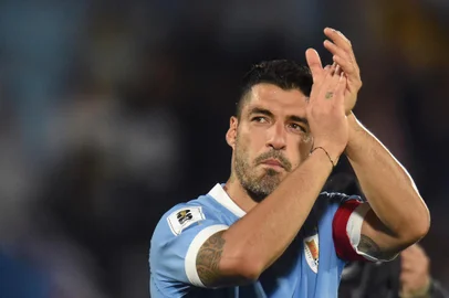 Uruguay's forward Luis Suarez acknowledges the crowd at the end of the 2026 FIFA World Cup South American qualification football match between Uruguay and Bolivia at the Centenario Stadium in Montevideo on November 21, 2023. (Photo by DANTE FERNANDEZ / AFP)<!-- NICAID(15605148) -->
