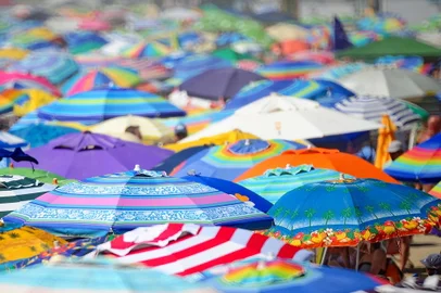 CAPÃO DA CANOA, RS, BRASIL 17/01/2016 - Dia de sol forte e muito calor na praia de Capão da Canoa, atrai milhares de veranistas para a beira no mar. (FOTO: DIEGO  VARA/ AGÊNCIA RBS).<!-- NICAID(11951869) -->