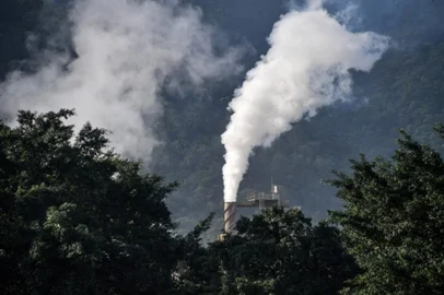 A factory chimney smokes at the industrial complex of Cubatao, Sao Paulo state, Brazil, on November 4, 2021. - Brazil, which government has been criticised for its environmental policies, has committed itself during the COP26 to reducing greenhouse gas emissions by 50% by 2030, raising the target initially set at 43%, Environment Minister Joaquim Leite said during the conference. (Photo by NELSON ALMEIDA / AFP)<!-- NICAID(14936959) -->