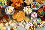 Salty snacks. Pretzels, chips, crackers and candy sweets.Petiscos salgados e doces na mesa. Foto: beats_ /stock.adobe.comFonte: 294673004<!-- NICAID(15258462) -->