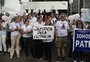 "Ele matou a minha filha": família e amigos protestam contra morte de enfermeira em Canoas