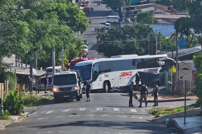 Pai e filha de cinco anos morrem atropelados por ônibus em Sapucaia do Sul<!-- NICAID(16002329) -->