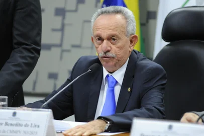 Reunião da Comissão Mista que analisa a MP 703/15, que modificou as regras para os acordos de leniência entre a administração pública e empresas acusadas de cometer irregularidades. Sen. Benedito de Lira (PP-AL)Indexador: GUSTAVO LIMA<!-- NICAID(15953031) -->