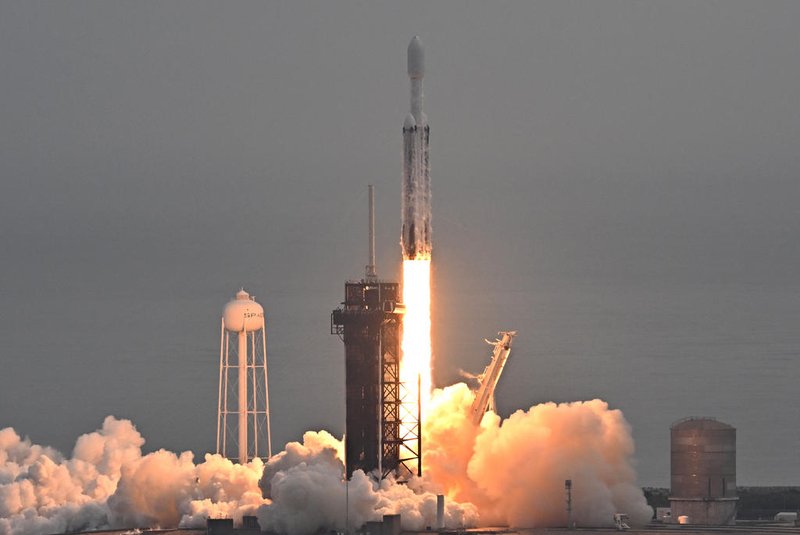 A SpaceX Falcon Heavy rocket with the Psyche spacecraft launches from NASA's Kennedy Space Center in Cape Canaveral, Florida, on October 13, 2023. The spacecraft is bound for Psyche, an object 2.2 billion miles (3.5 billion kilometers) away that could offer clues about the interior of planets like Earth. (Photo by CHANDAN KHANNA / AFP)Editoria: SCILocal: Kennedy Space CenterIndexador: CHANDAN KHANNASecao: space programmeFonte: AFPFotógrafo: STF<!-- NICAID(15568279) -->