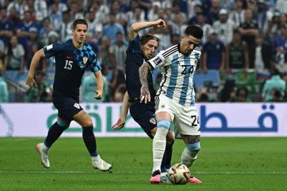Croatia's midfielder #10 Luka Modric and Argentina's midfielder #24 Enzo Fernandez fight for the ball during the Qatar 2022 World Cup football semi-final match between Argentina and Croatia at Lusail Stadium in Lusail, north of Doha on December 13, 2022. (Photo by Jewel SAMAD / AFP)<!-- NICAID(15294271) -->