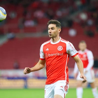 O centroavante argentino Lucas Alario em lance de jogo do Inter contra o Athletico-PR no Estádio Beira-Rio, válido pelo Brasileirão.<!-- NICAID(15858222) -->
