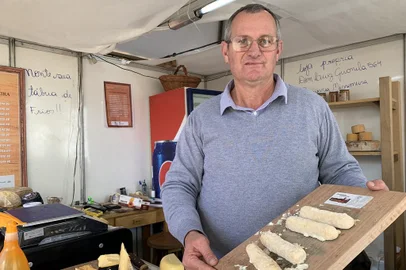 Vanderlei Kaefer, dono da queijaria Alvorada Missioneira, de Canela. Ele mostra o queijo Cecília, que é uma homenagem a avó.<!-- NICAID(15529034) -->