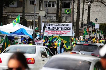 Manifestação em frente ao Quartel em Caxias
