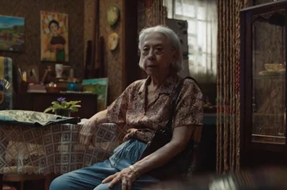 "Vitória", inspirado em uma história real, estrelado por Fernanda Montenegro e Alan Rocha com direção de Andrucha Waddington, estreia nesta quinta-feira no GNC  e Cinépolis.A história é baseada no caso real envolvendo Joana da Paz, mulher que foi a responsável por desmascarar uma grande quadrilha de traficantes e policiais corruptos. Em 2005, quando a reportagem sobre o caso foi ao ar, ela foi rebatizada de "Vitória" e acabou sendo obrigada a viver "escondida" até sua morte, em 2023.<!-- NICAID(15993836) -->