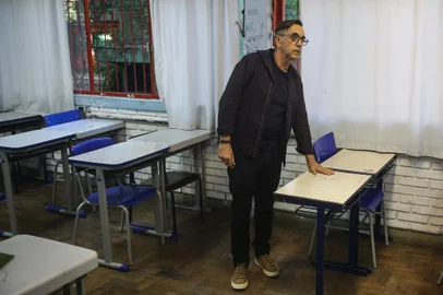 PORTO ALEGRE, RS, BRASIL - 2023.05.25 - Após pouco mais de um mês do assassinato dos irmãos João Francisco e Marina, polícia ainda não tem posicionamento público sobre investigações. Na escola Emílio Massot, onde os jovens estudavam, a vida de professores e colegas foi afetada pela violência. Colegas traumatizados pediram para trocar de turma diante da ausência do colega, professores ainda choram pelos alunos. Na foto: Francimar Alves, professor, mostra onde sentava João Francisco (Foto: ANDRÉ ÁVILA/ Agência RBS)Indexador: Andre Avila<!-- NICAID(15438586) -->