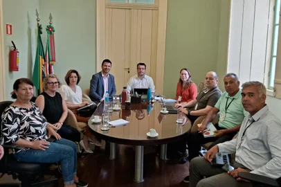 CAXIAS DO SUL, RS, BRASIL, 27/02/2024Deputado estadual Neri, o Carteiro e representantes de escolas estaduais caxienses em reunião com o chefe da Casa Civil do Governo do Estado, Arthur Lemos.(Anderson Barros, Divulgação)<!-- NICAID(15691118) -->