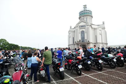 FARROUPILHA, RS, BRASIL, 27/04/2024. 45ª Pré-Romaria dos Motociclistas ao Santuário de Nossa Senhora de Caravaggio, a mais antiga das pré-romarias. Segundo a BM, cerca de 900 motos participaram desta edição. (Porthus Junior/Agência RBS)<!-- NICAID(15746873) -->