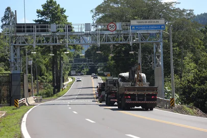 Porthus Junior / Agencia RBS FARROUPILHA, RS, BRASIL, 21/02/2025. Pórtico de free flow, da concessionária Caminhos da Serra Gaúcha (CSG), localizado no Km 45,5 (próximo da conhecida Curva da Morte), em Farroupilha. (Porthus Junior/Agência RBS)<!-- NICAID(15981508) -->
