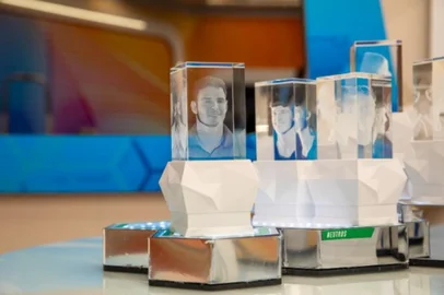 Cubos de cristal personalizados feitos pela Cristais de Gramado para o BBB 2023.<!-- NICAID(15335888) -->