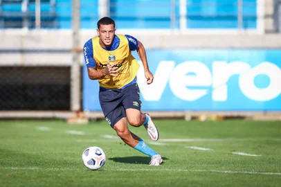 Treino Gremio RS - FUTEBOL/TREINO GREMIO  - ESPORTES - Jogadores do Gremio realizam treino durante a tarde desta segunda-feira, na preparaÃ§Ã£o para a Copa Sulamericana 2021. FOTO: LUCAS UEBEL/GREMIO FBPA. Victor BobsinEditoria: SPOIndexador: Lucas UebelSecao: futebolFonte: Gremio.netFotógrafo: Treino Gremio <!-- NICAID(14813738) -->