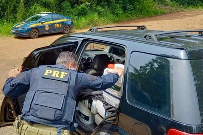 Um homem de 23 anos foi preso na manhã deste domingo (22), transportando mais de meia tonelada de agrotóxico contrabandeado. <!-- NICAID(15576561) -->