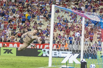 LUCAS EMANUEL / ESTADÃO CONTEÚDO BRASILEIRO A 2025, FORTALEZA X GREMIOCE - BRASILEIRO A 2025, FORTALEZA X GRÊMIO - ESPORTES - CE - FORTALEZA - 09/11/2025 - BRASILEIRO A 2025, FORTALEZA X GRÊMIO - Volpi goleiro do Grêmio durante partida contra o Fortaleza no estádio Arena Castelão pelo campeonato Brasileiro A 2025. 09/11/2025 - Foto: LUCAS EMANUEL/AGIF - AGÊNCIA DE FOTOGRAFIA/AGIF - AGÊNCIA DE FOTOGRAFIA/ESTADÃO CONTEÚDOEditoria: ESPORTESLocal: FORTALEZAIndexador: LUCAS EMANUELFotógrafo: AGIF - AGÊNCIA DE FOTOGRAFIA<!-- NICAID(16164520) -->