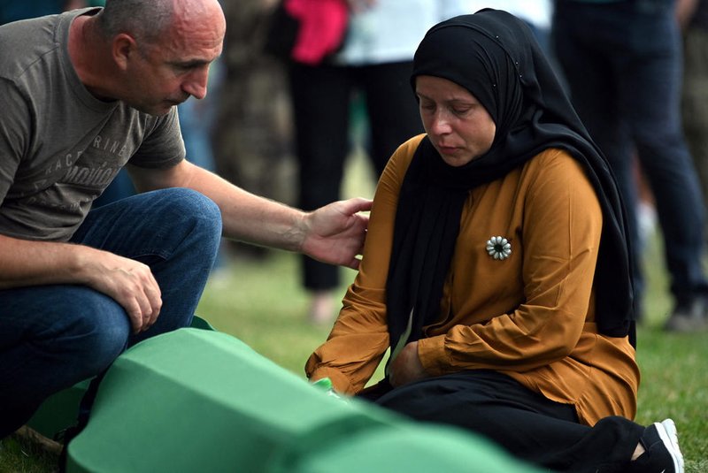 Bosnian Muslims, survivors of Srebrenica 1995 massacre pray caskets with remains of their relatives, at memorial cemetery in village of Potocari, near Eastern-Bosnian town of Srebrenica, on July 10, 2021. - During upcomming 27th anniversary, on July 11, 2022, 50 newly identified bodies will be put to their final resting place, at Potocari memorial. (Photo by ELVIS BARUKCIC / AFP)Editoria: WARLocal: SrebrenicaIndexador: ELVIS BARUKCICSecao: massacreFonte: AFPFotógrafo: STR<!-- NICAID(15145645) -->