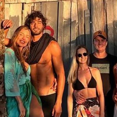Grazi Massafera e Marlon Teixeira aparecem juntos pela primeira vez e web repercute: "Belo casal"<!-- NICAID(15479188) -->
