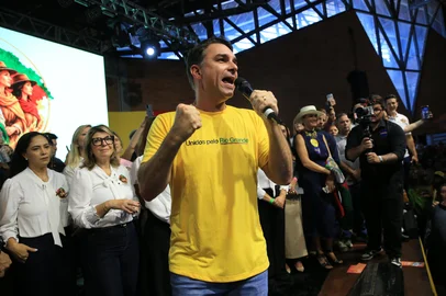PORTO ALEGRE,RS,BRASIL.2026.04,11.Comicio com Flavio Bolsonaro marca inicio da campmaha de Luciano Zucco ao Palacio Pirati.(ROANALDO BERNARDI/AGENCIA RSB).<!-- NICAID(16263903) -->