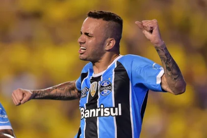 Brazil's Gremio Luan celebrates his goal against Ecuador's Barcelona during the 2017 Libertadores Cup football match at Monumental stadium in Guayaquil, Ecuador on October 25,2017. / AFP PHOTO / Rodrigo BUENDIAEditoria: SPOLocal: GuayaquilIndexador: RODRIGO BUENDIASecao: soccerFonte: AFPFotógrafo: STF<!-- NICAID(13231196) -->