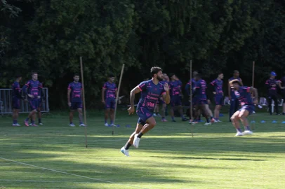 Ariéli Ziegler / Agencia RBS CAXIAS DO SUL, RS, BRASIL, 04/03/2026. Reapresentação Caxias e apresentação novo executivo no Estádio Centenário. (Ariéli Ziegler/Agência RBS)Indexador: Arieli Ziegler<!-- NICAID(16238238) -->