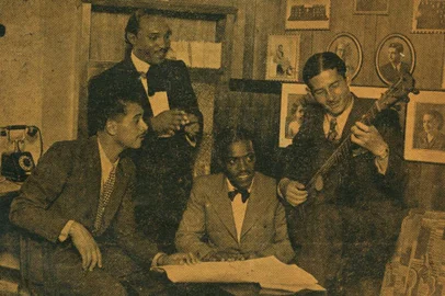 Lupi, em pé, em 1938, durante entrevista para a Revista do Globo. Era o estúdio de uma rádio de Porto Alegre, não citada no texto.<!-- NICAID(15844675) -->
