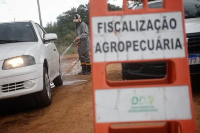 Montenegro, RS, Brasil, 18-05-2025: Barreira sanitária na Estrada Fulviana. Registro de gripe aviária em granja comercial. Foto: Mateus Bruxel / Agencia RBS<!-- NICAID(16040073) -->