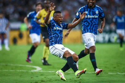 Gremio x Atletico-MGFUTEBOL/CAMPEONATO BRASILEIRO 2021 /GREMIO X ATLETICO-MG - ESPORTES - Lance da partida entre Gremio e Atletico-MG disputada na noite desta quarta-feira, no estádio do Mineirao, em partida valida pela Campeonato Brasileiro 2021. FOTO: LUCAS UEBEL/GREMIO FBPAEditoria: SPOIndexador: Lucas UebelSecao: futebolFonte: Gremio.netFotógrafo: Gremio x Atletico-MG<!-- NICAID(14932120) -->