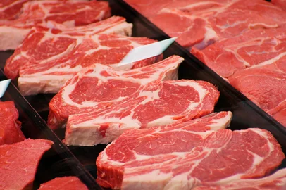 RecCameraStock / adobe>stock.com Red rib eye meat for sale in meat department in a shop.Red rib eye meat for sale in meat department in a shop. Raw fresh meat ribeye for steak perfectly arranged in trays.Fonte: 580710327<!-- NICAID(16206892) -->