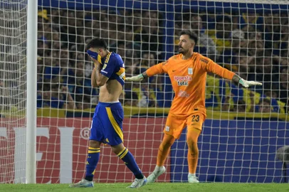 Alianza Lima's Bolivian goalkeeper #23 Guillermo Viscarra celebrates after saving a penalty kick by Boca Juniors' forward #20 Alan Velasco (L) in the shootout during the Copa Libertadores qualification second round second leg football match between Argentina's Boca Juniors and Peru's Alianza Lima at the Alberto J. Armando "La Bombonera" stadium in Buenos Aires on February 25, 2025. (Photo by JUAN MABROMATA / AFP)<!-- NICAID(15984136) -->