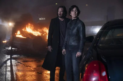 (L-r) KEANU REEVES as Neo/Thomas Anderson and CARRIE-ANNE MOSS as Trinity in Warner Bros. Pictures, Village Roadshow Pictures and Venus Castina Productions’ “THE MATRIX RESURRECTIONS,” a Warner Bros. Pictures release.<!-- NICAID(14973614) -->