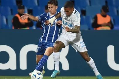 Godoy Cruz's Colombian midfielder #50 Juan Perez (L) and Gremio's defender #25 Lucas Esteves fight for the ball during the Copa Sudamericana group stage football match between Argentina's Godoy Cruz and Brazil's Gremio at the Malvinas Argentinas stadium in Mendoza, Argentina, on April 24, 2025. (Photo by Andres LARROVERE / AFP)Editoria: SPOLocal: MendozaIndexador: ANDRES LARROVERESecao: soccerFonte: AFPFotógrafo: STR<!-- NICAID(16023931) -->