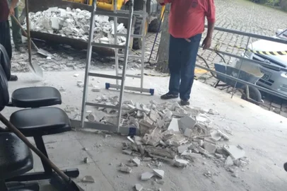 Chuva de granizo e rajadas de vento derrubaram árvores e destelham casas em dois municípios da Serra<!-- NICAID(15329714) -->