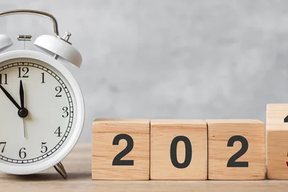 Happy New Year with vintage alarm clock and flipping 2024 change to 2025  block. Christmas, New Start, Resolution, countdown, Goals, Plan, Action and Motivation ConceptFonte: 894254760<!-- NICAID(15922636) -->