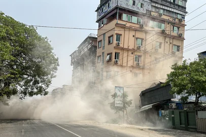 This photo shows a building collapsing in Mandalay on March 28, 2025, during an earthquake. A powerful earthquake killed more than 20 people across Myanmar and Thailand on March 28, toppling buildings and bridges and trapping over 80 workers in an under-construction skyscraper in Bangkok. (Photo by AFP)Editoria: DISLocal: MandalayIndexador: STRSecao: earthquakeFonte: AFPFotógrafo: STR<!-- NICAID(16005655) -->