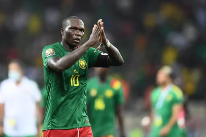 Cameroon's forward Vincent Aboubakar celebrates their victory and qualification for the semis at the end of the Africa Cup of Nations (CAN) 2021 quarter final football match between Gambia and Cameroon at the Japoma Stadium in Douala on January 29, 2022. (Photo by CHARLY TRIBALLEAU / AFP)Editoria: SPOLocal: DoualaIndexador: CHARLY TRIBALLEAUSecao: soccerFonte: AFPFotógrafo: STF<!-- NICAID(15058208) -->
