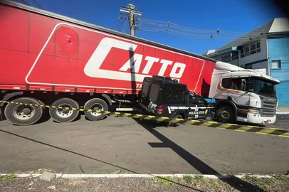 Um acidente de trânsito envolvendo uma viatura da polícia civil deixou cinco pessoas feridas, nenhuma delas com gravidade, em São Leopoldo, no Vale do Sinos. Dentro da viatura estavam quatro presos e dois policiais. O fato ocorreu na manhã desta segunda-feira (12) no quilômetro 249 da BR 116.<!-- NICAID(16035186) -->