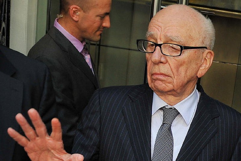 Rupert Murdoch que foi a julgamento por escandalos cometidos pelo seu jornal o News of the World News Corporation Chief Rupert Murdoch speaks to the media after meeting the family of murdered British school girl Milly Dowler in London on July 15 2011 Rupert Murdoch will use advertisements in British national newspapers on Saturday to apologise for serious wrongdoing by his News of the World tabloid News International said TOPSHOTS AFP PHOTO BEN STANSALL Editoria FIN Local London Indexador BEN STANSALL Secao Media Fonte AFP Fotografo STR rupert murdoch,news of the wolrd,escãndalo,londres,inglaterra
