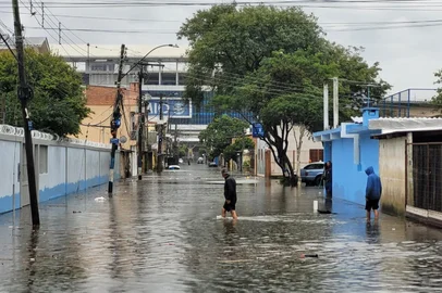 PORTO ALEGRE, RS, BRASIL - 18-06-2025 - CHUVAS NO RS - Temporal deixou vários pontos da Capital com alagamentos e transtornos nesta quarta-feira (18). Na imagem, a situação na Vila Farrapos. FOTO: Gabriel Jacobsen/Agência RBS<!-- NICAID(16062543) -->